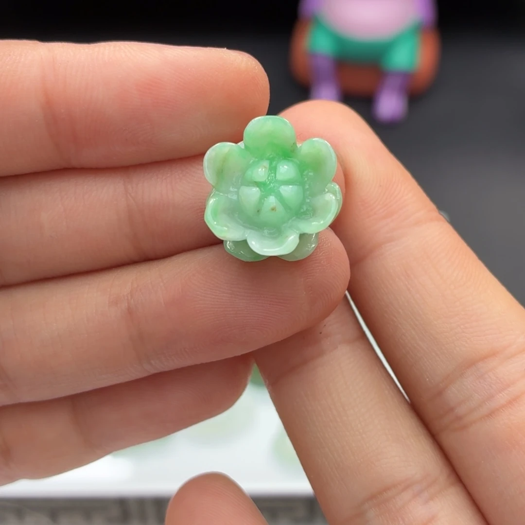翡翠未镶嵌颈饰花花