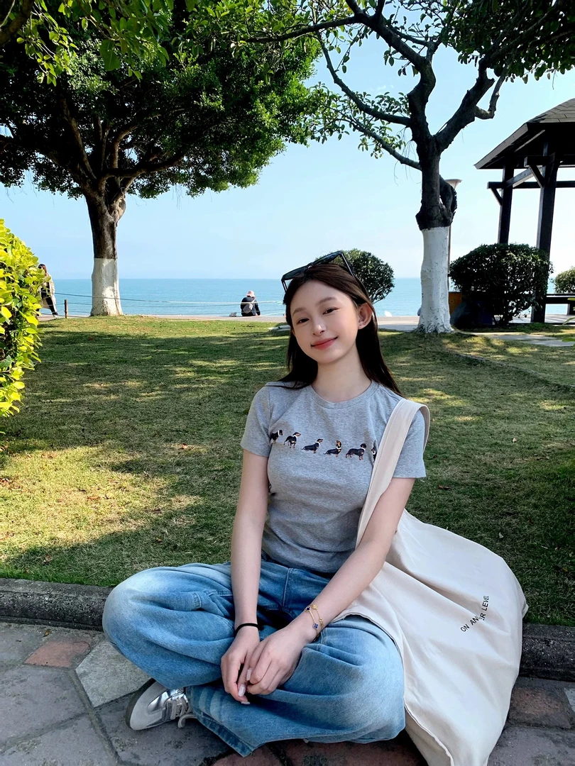 狗狗印花圆领灰色短袖T恤女夏季2025新款修身显瘦短款正肩上衣