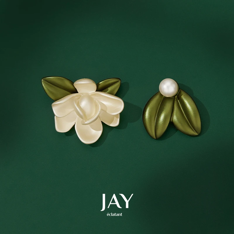 Jay 合金仿珍珠耳饰 栀子花耳钉女2025年新款爆款轻奢不对称耳环