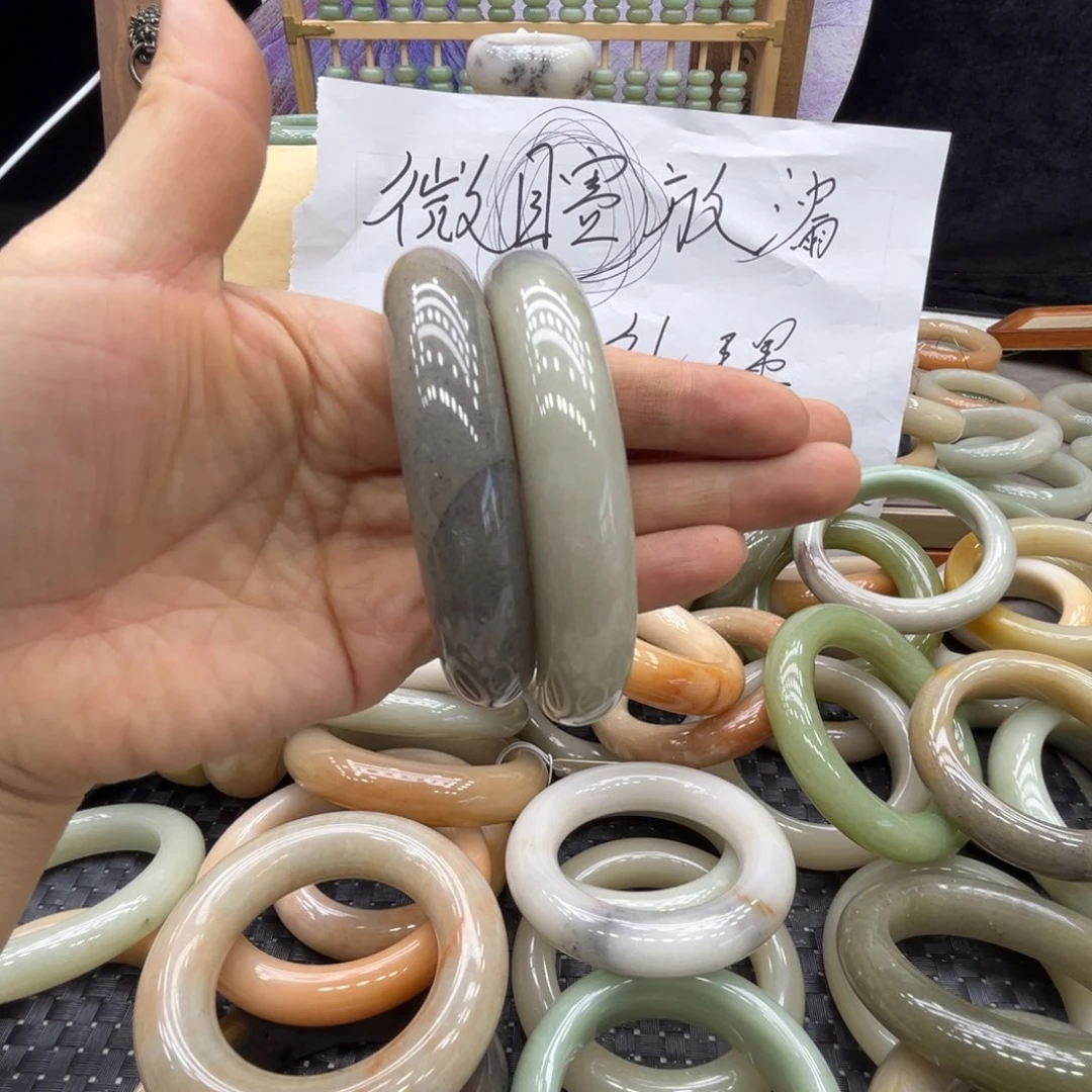 兰***-石英质玉未镶嵌手镯