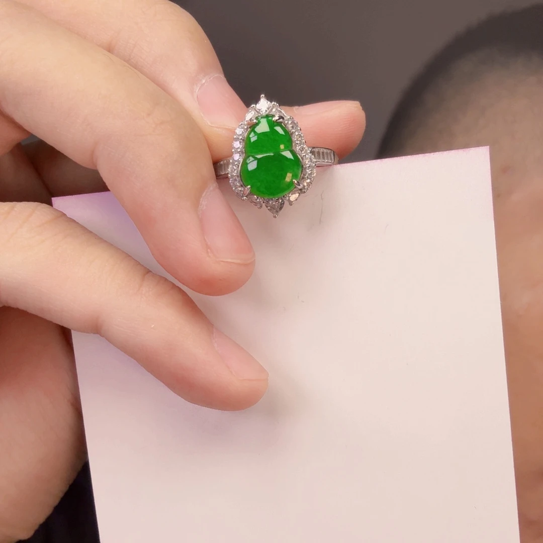 翡翠未镶嵌颈饰一件