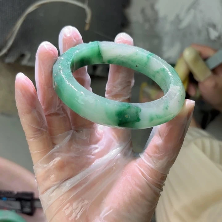 Z***Z未镶嵌手镯石英质玉（非洲翠）定制