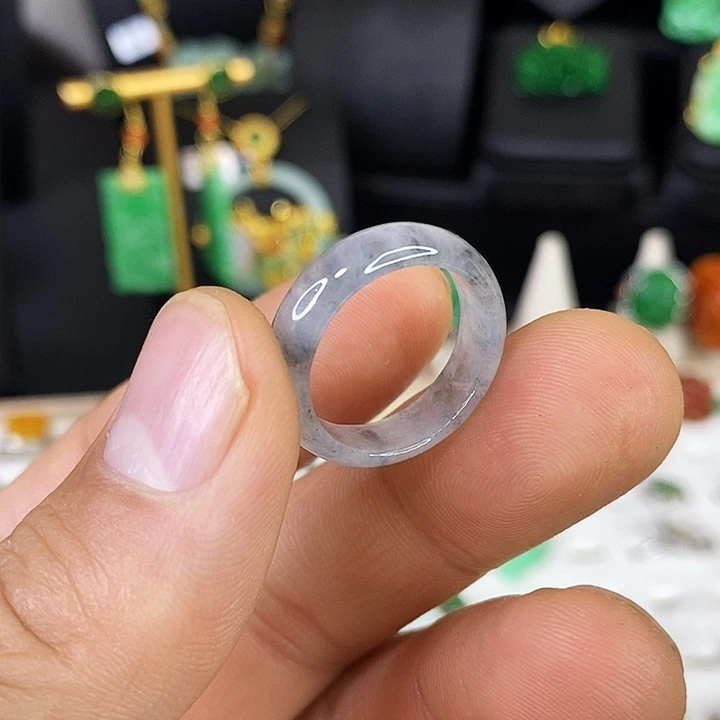 翡翠未镶嵌颈饰戒指