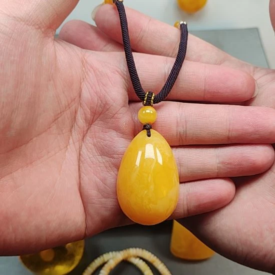 未镶嵌吊坠(赠链)蜜蜡