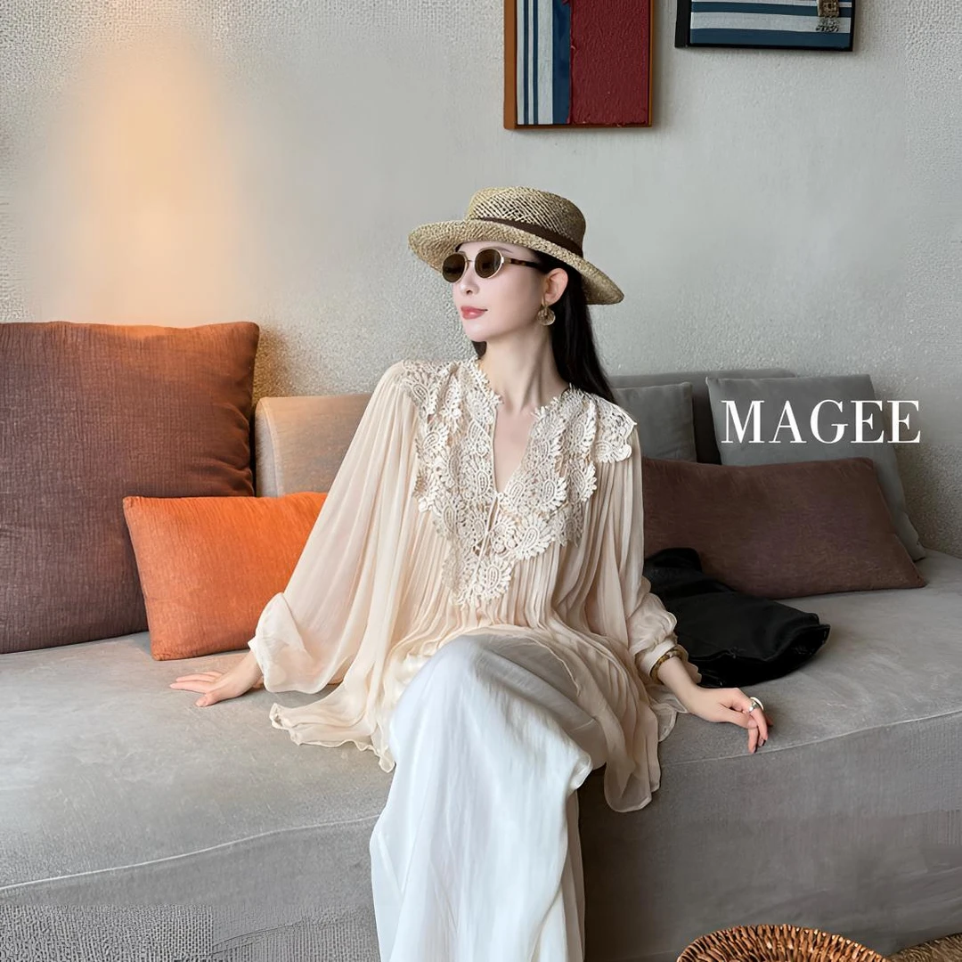 MAGEE2025早秋新款法式性感勾花镂空套头v领灯笼袖透视衬衫女上衣