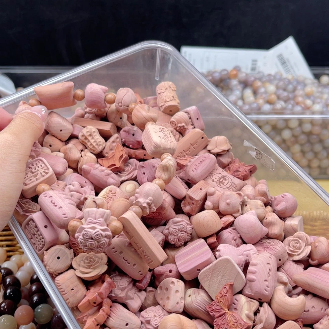 白玉菩提吊坠a20-30mm3颗。血柏木雕刻