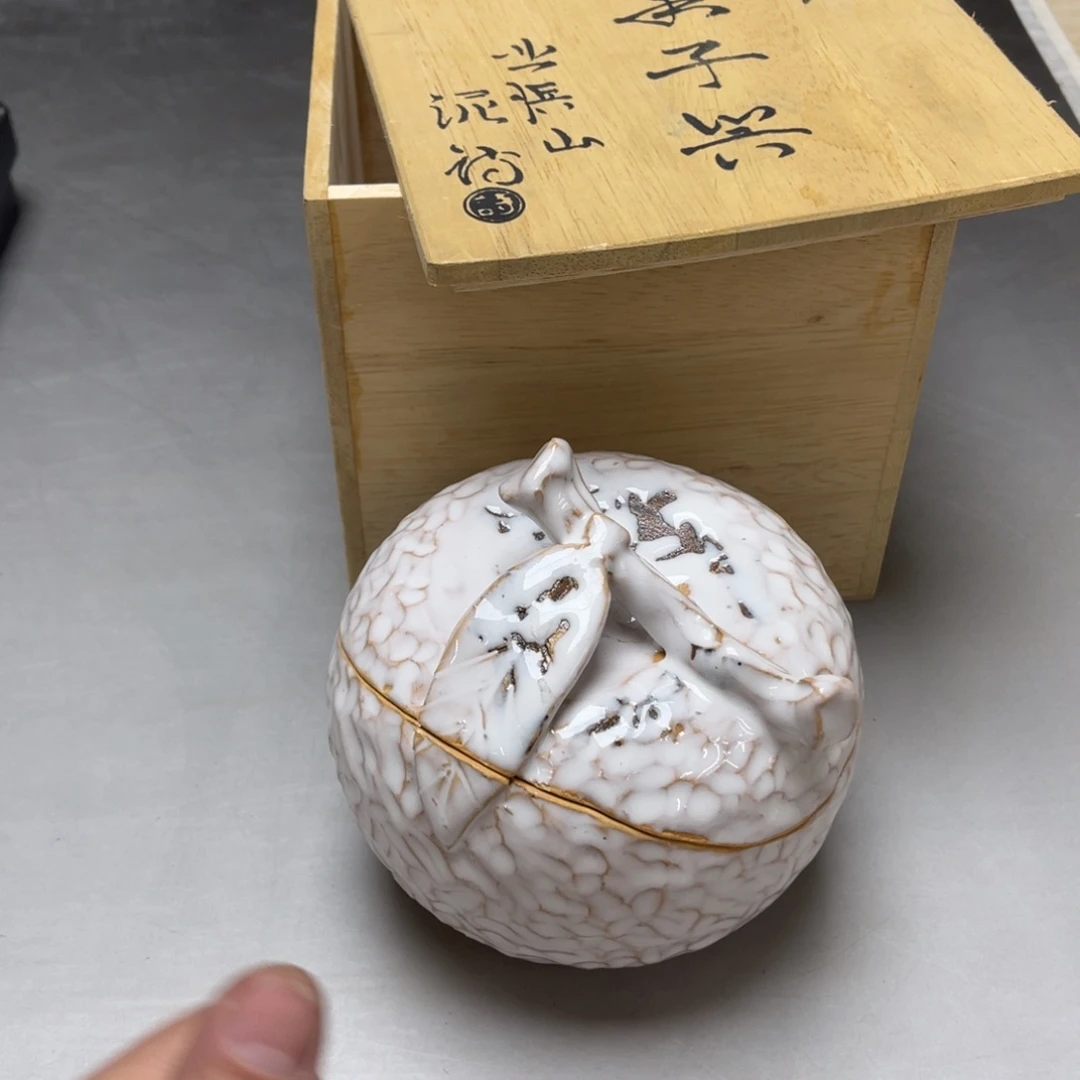 瓷片B****k密密麻麻地排列着一个
