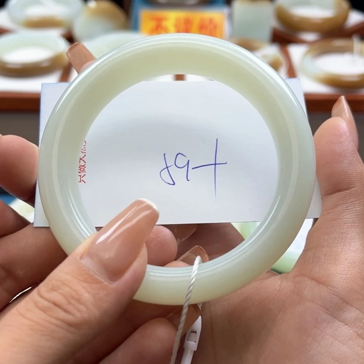 和田玉手镯未镶嵌灯*