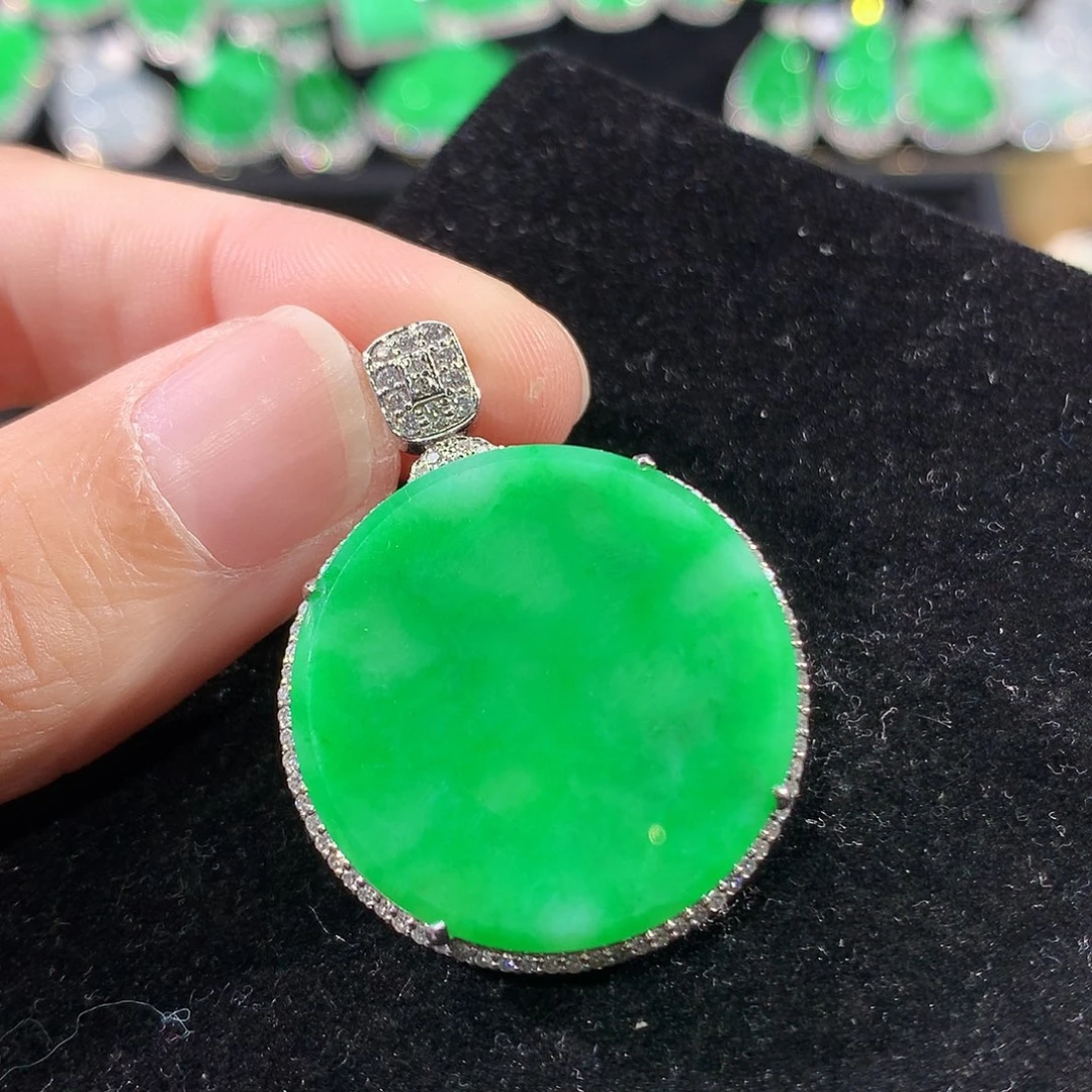 翡翠18K金镶嵌颈饰