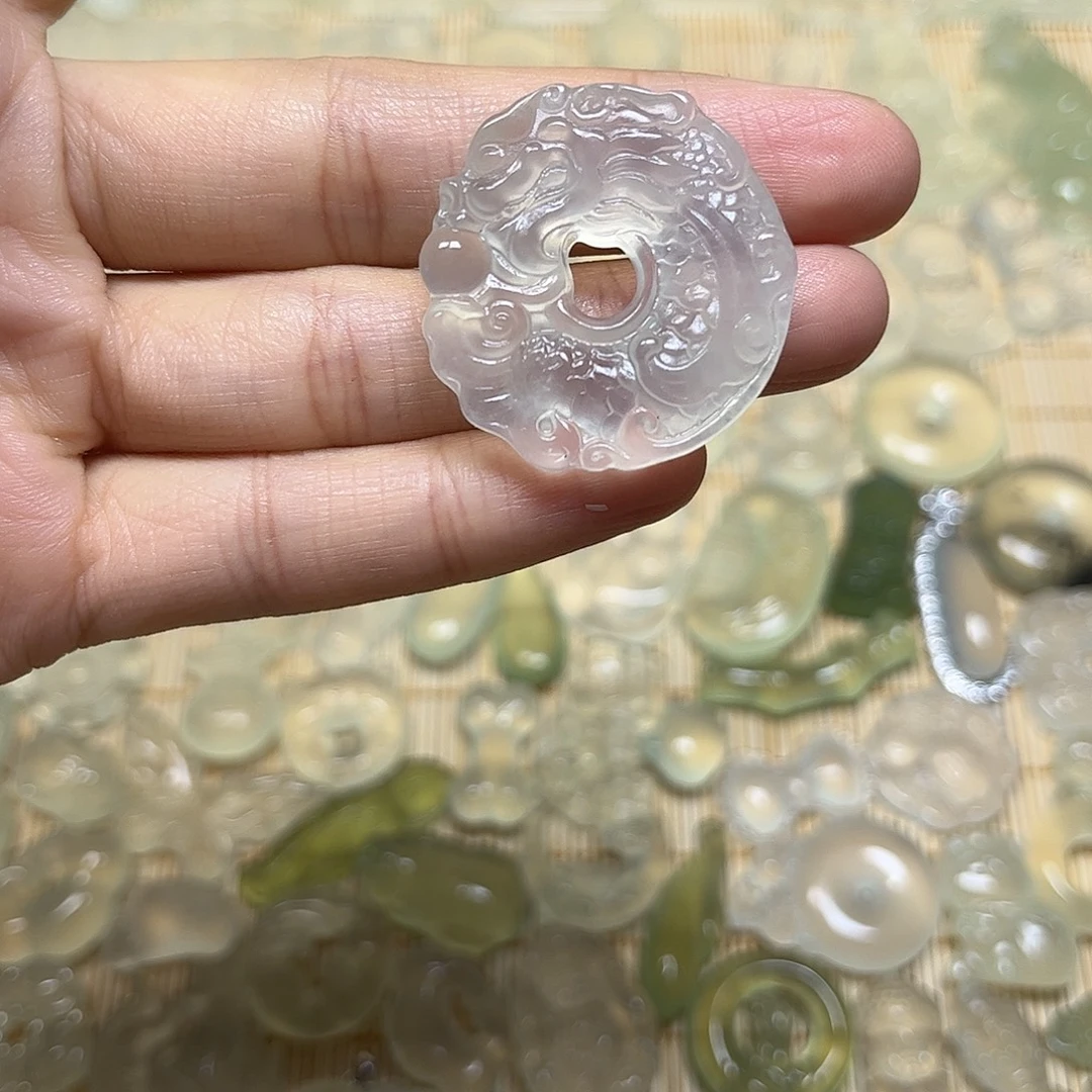 岫玉未镶嵌颈饰吊坠有棉线