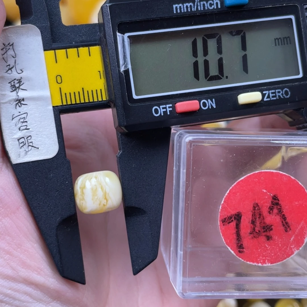 蜜蜡未镶嵌珠宝奇石