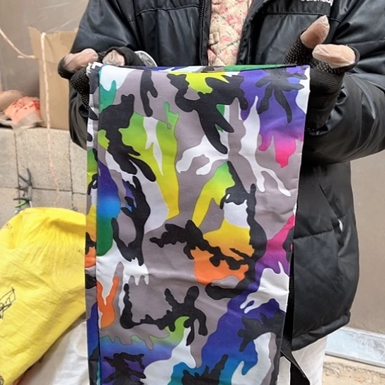 伞袋随机发一个。