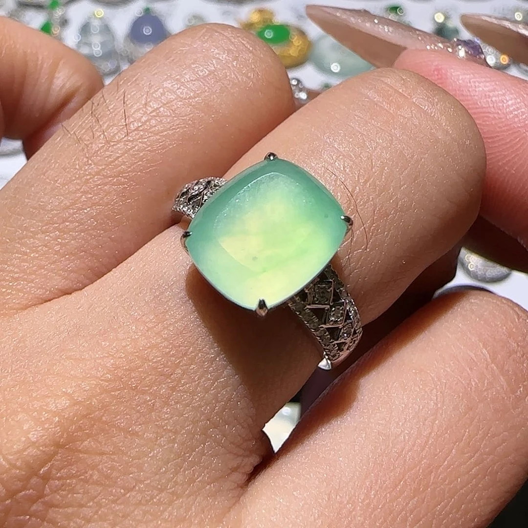 【闪购商品】18K金镶嵌戒指翡翠天然