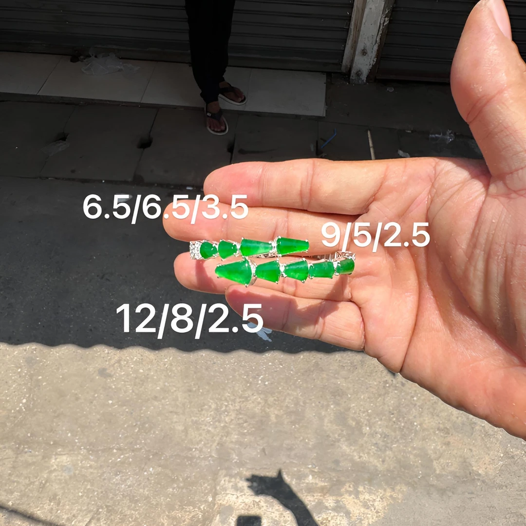 0606(小哪吒在源头)高冰种翡翠阳绿戒面共9颗干净杠味荧光足M500