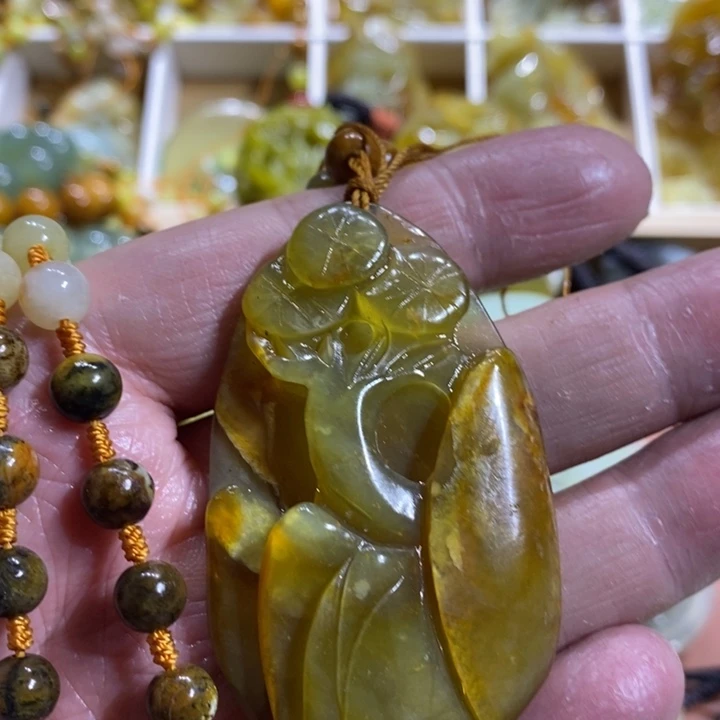 蛇纹石玉颈饰未镶嵌