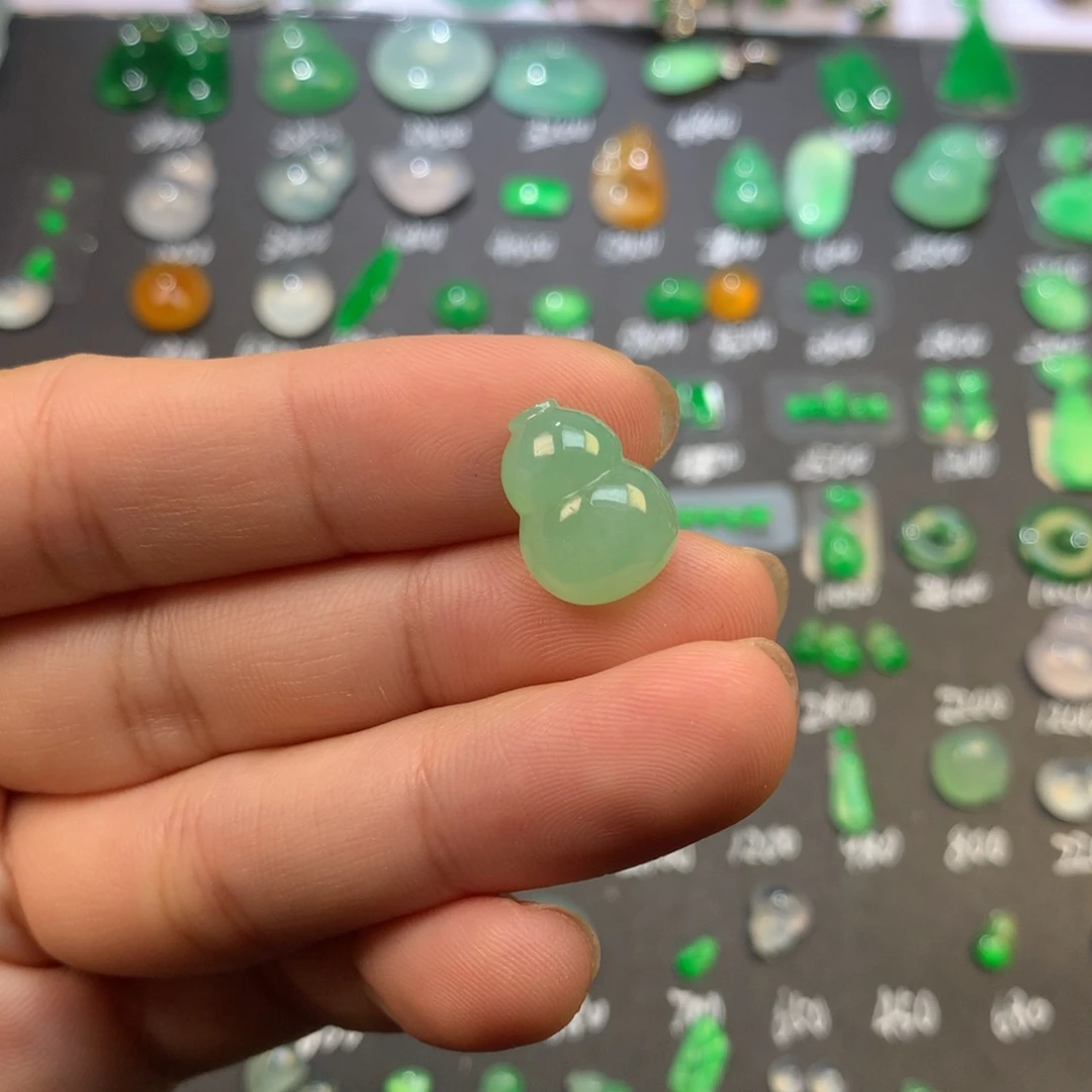 颈饰未镶嵌翡翠裸石葫芦