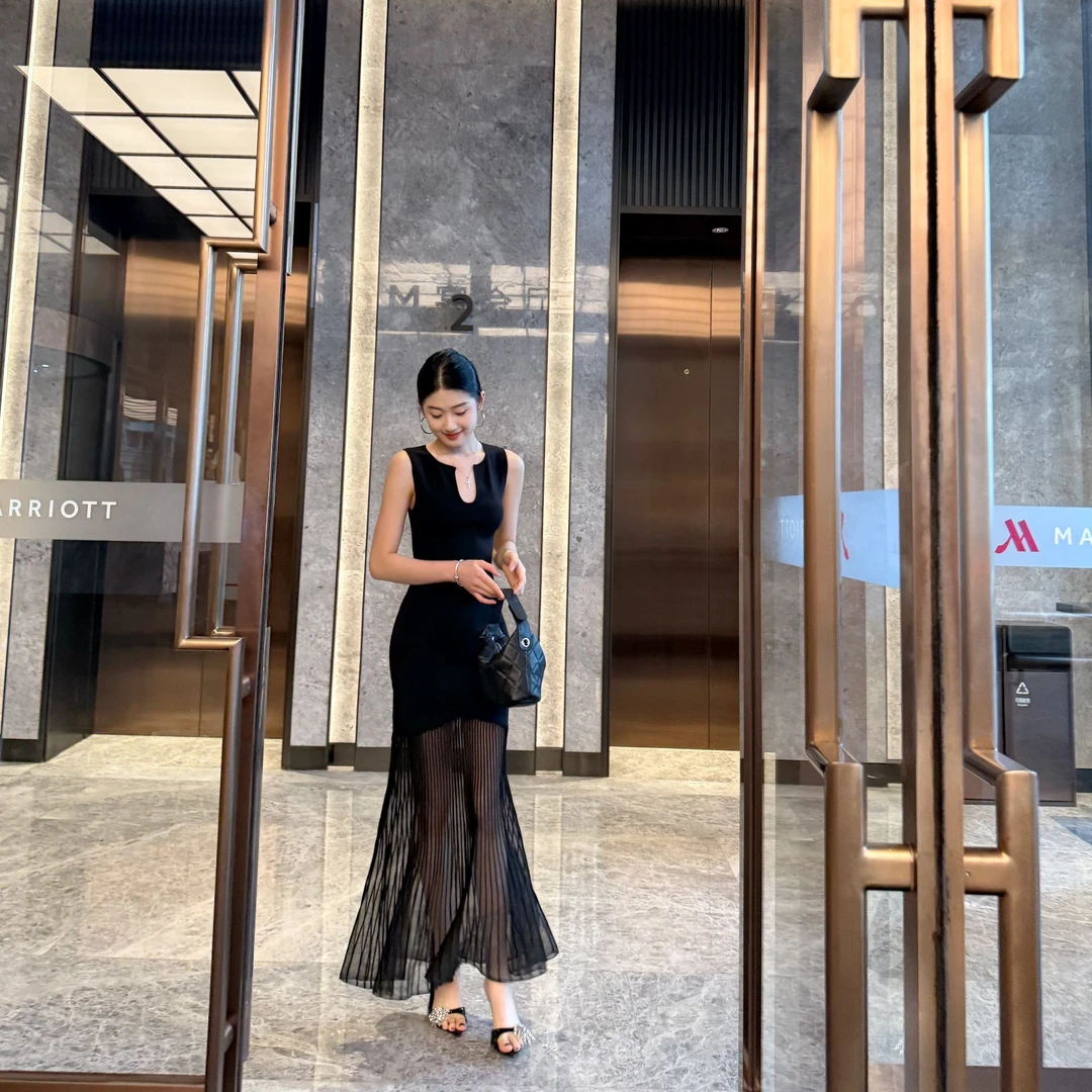 修身V领无袖法式鱼尾连衣裙时尚少女风设计感夏季背心裙小众长裙