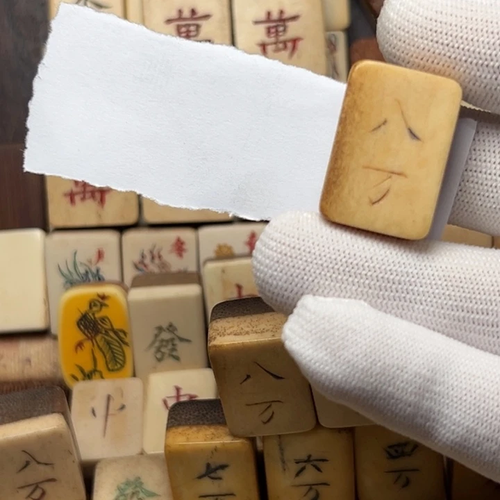 历***国实心竹雕刻手把件