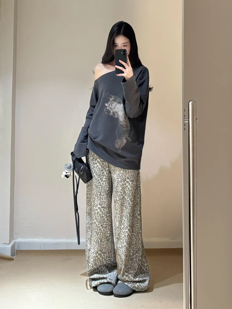 早初秋微胖mm美式猫咪印花宽松斜肩露肩卫衣女豹纹阔腿裤二件套装