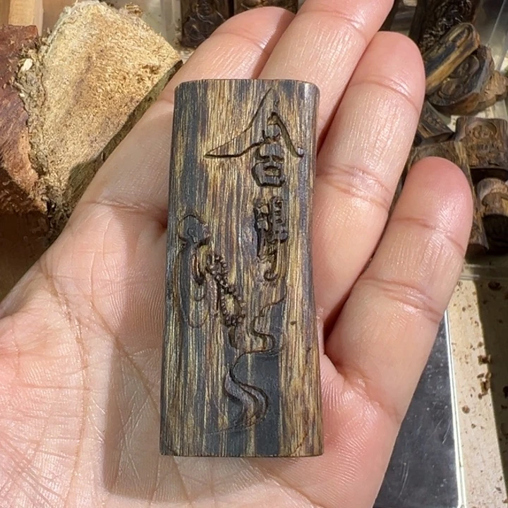 沉香吊坠老白棋沉香雕刻牌吊坠10.7克