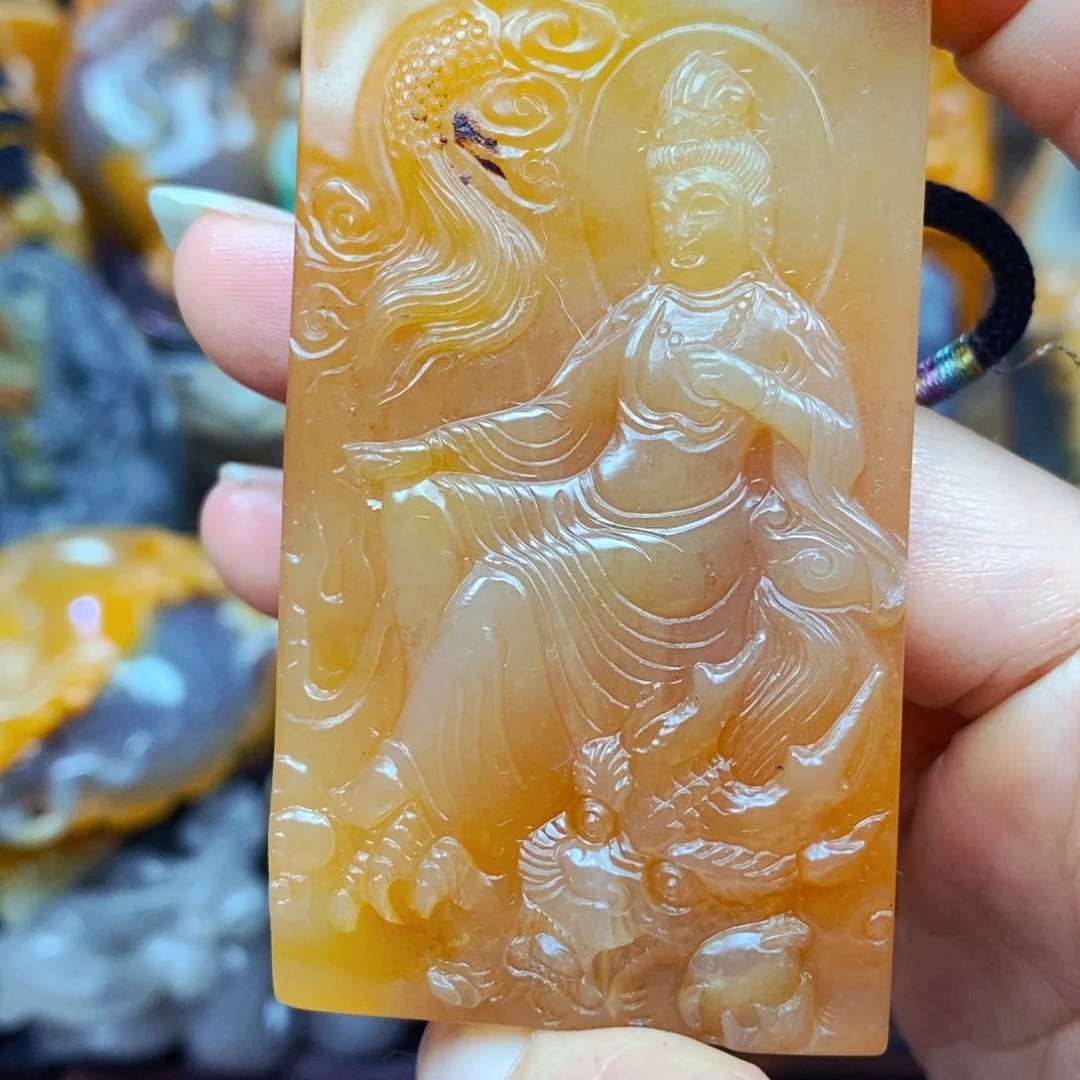 未镶嵌石英质玉（黄龙玉）颈饰