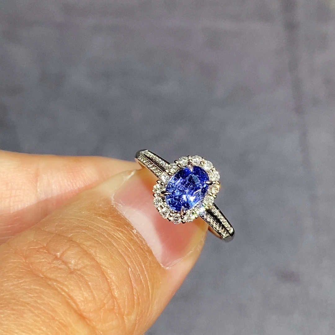 18K金镶嵌戒指蓝宝石0.95克拉