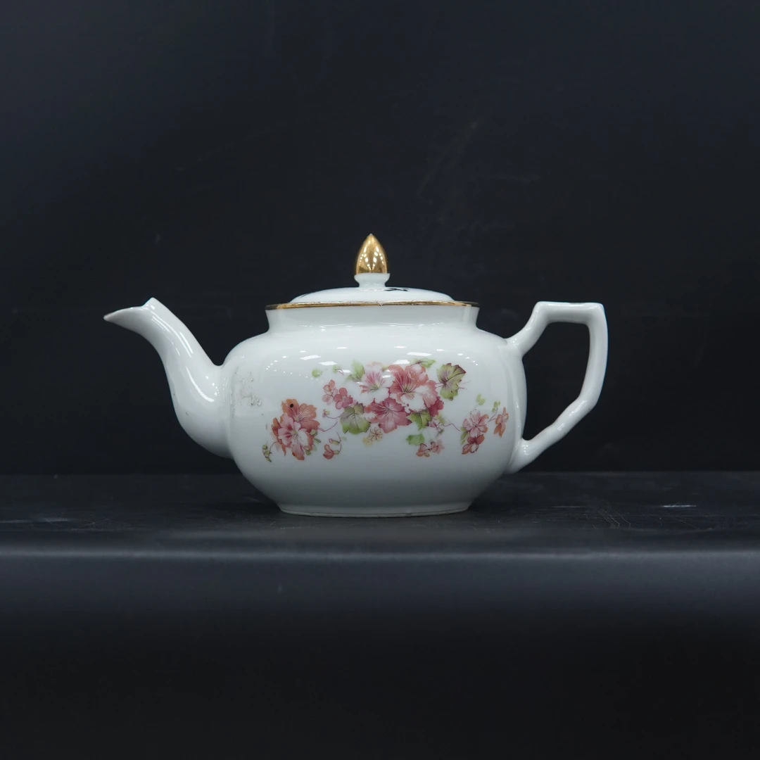 GF00001硬粉彩描金折枝花纹茶壶