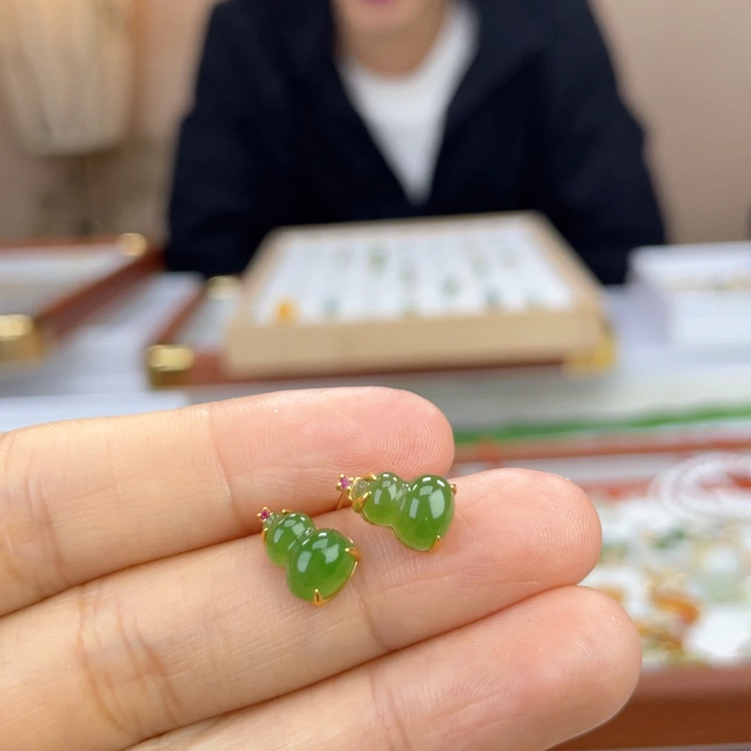 18K金镶嵌和田玉耳饰10.8