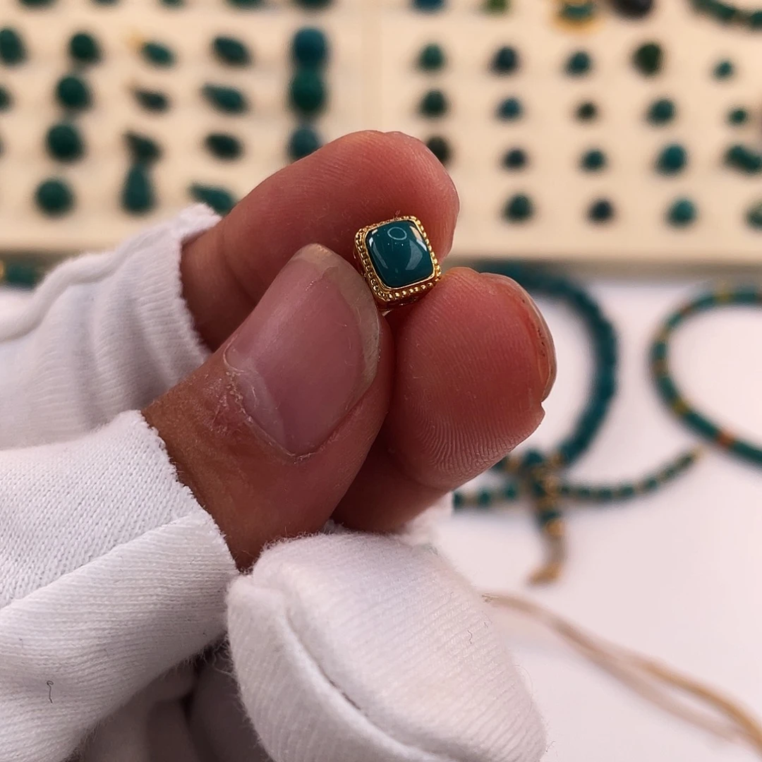 绿松石未镶嵌颈饰