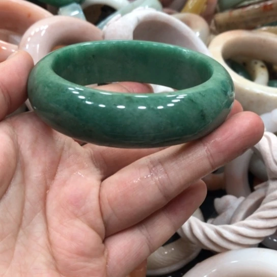 未镶嵌石英岩玉珠宝奇石