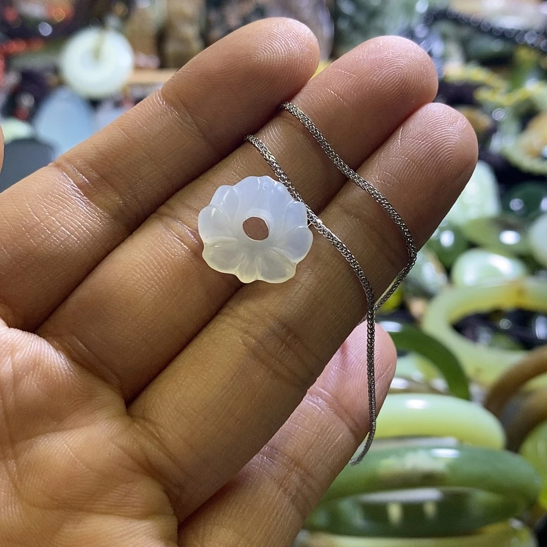 未镶嵌岫玉颈饰一个