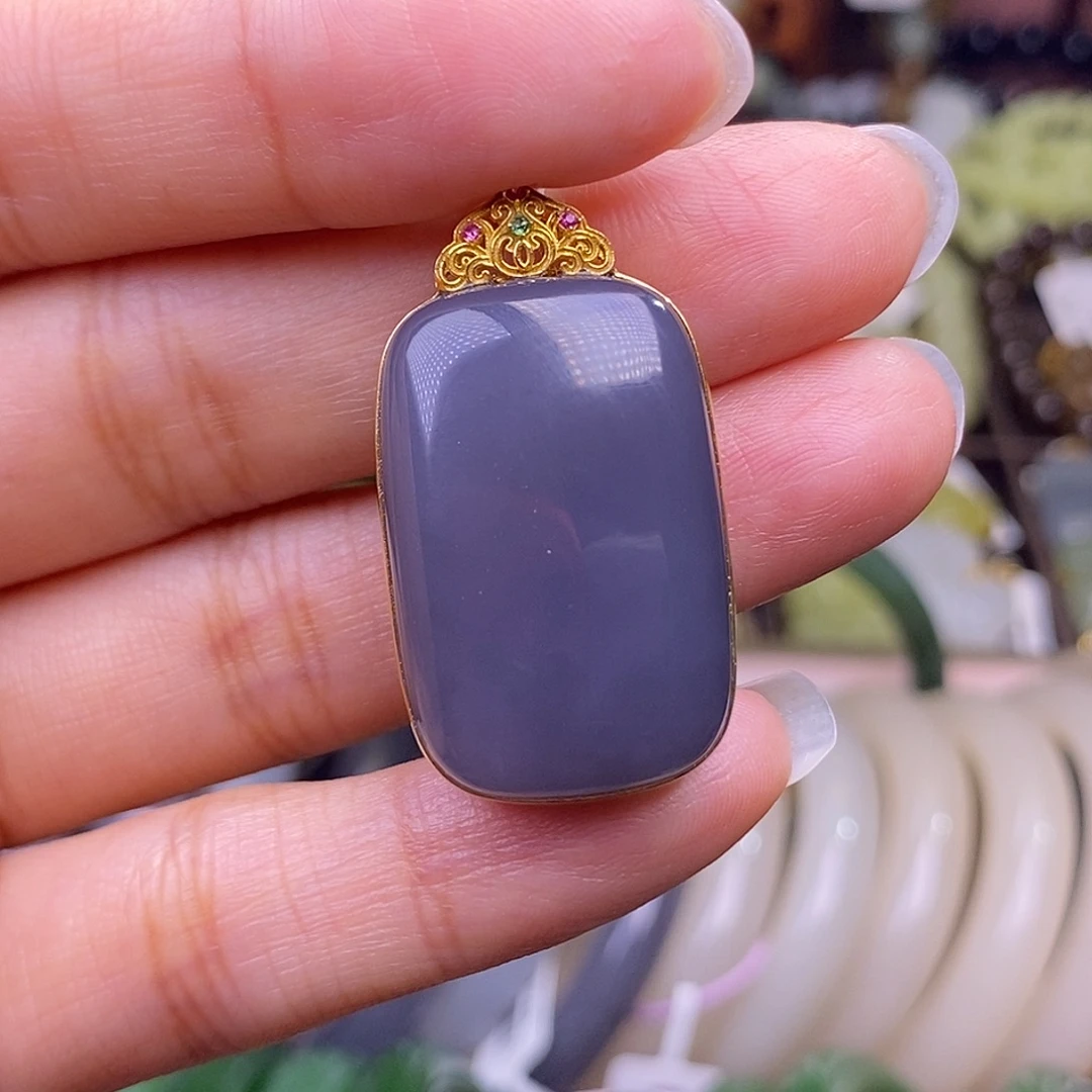 和田玉未镶嵌颈饰毕业级老矿料浓烟紫金镶无事牌