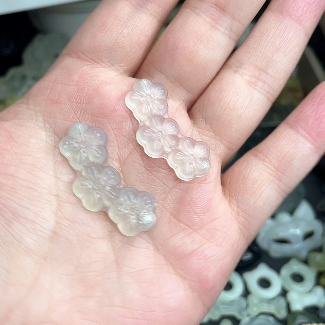 岫玉未镶嵌颈饰花