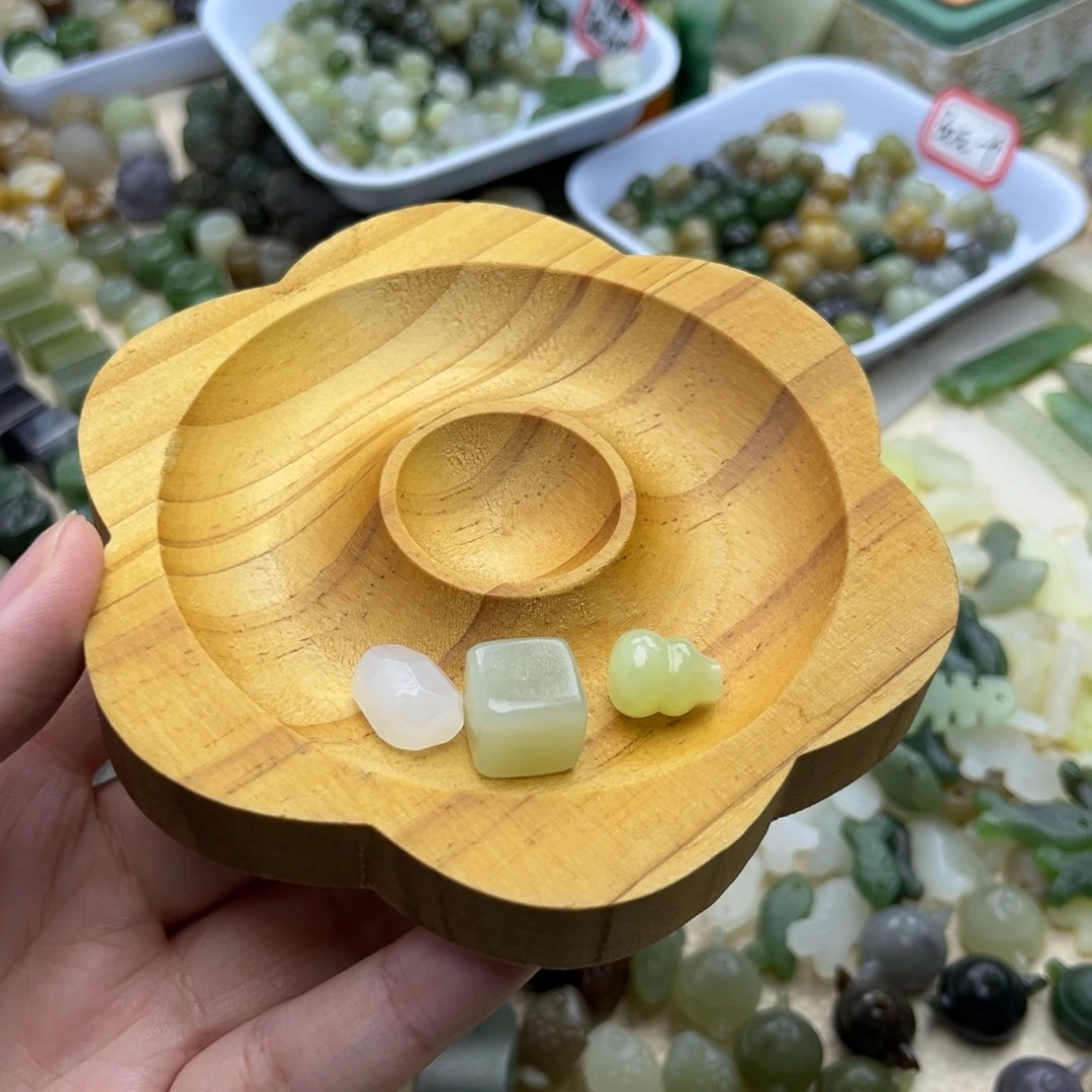 龙***娘颈饰未镶嵌和田玉