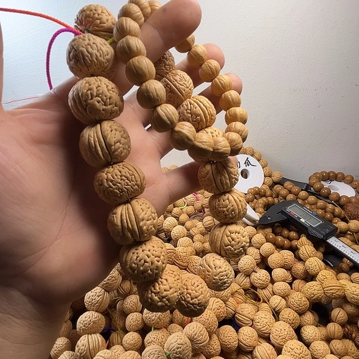 青***间桃核吊坠桃核的大小可以说为三类