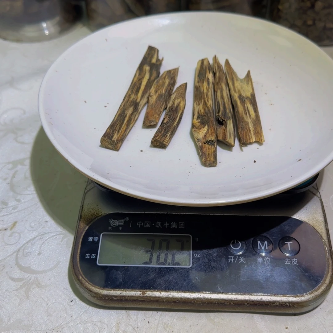 沉香沉香碎屑小****)白棋树心油块料碎料30克！