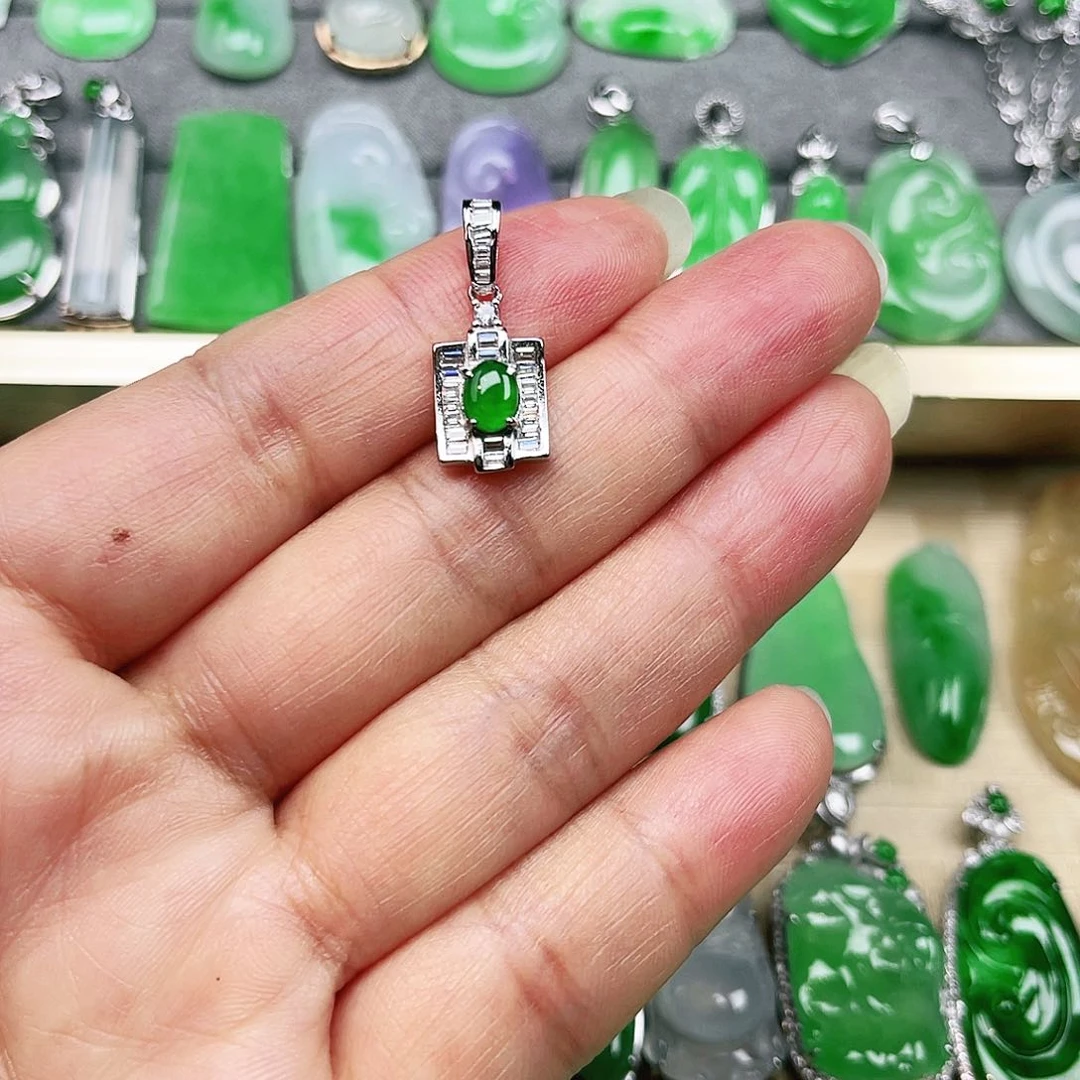 翡翠颈饰未镶嵌它**肉裸石