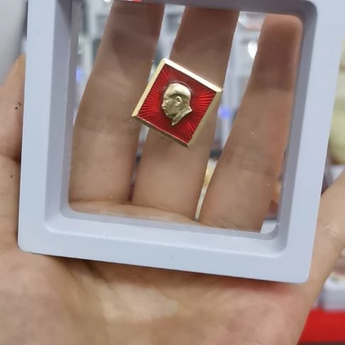 其他普通金属鹅*鹅红色收藏纪念章1个