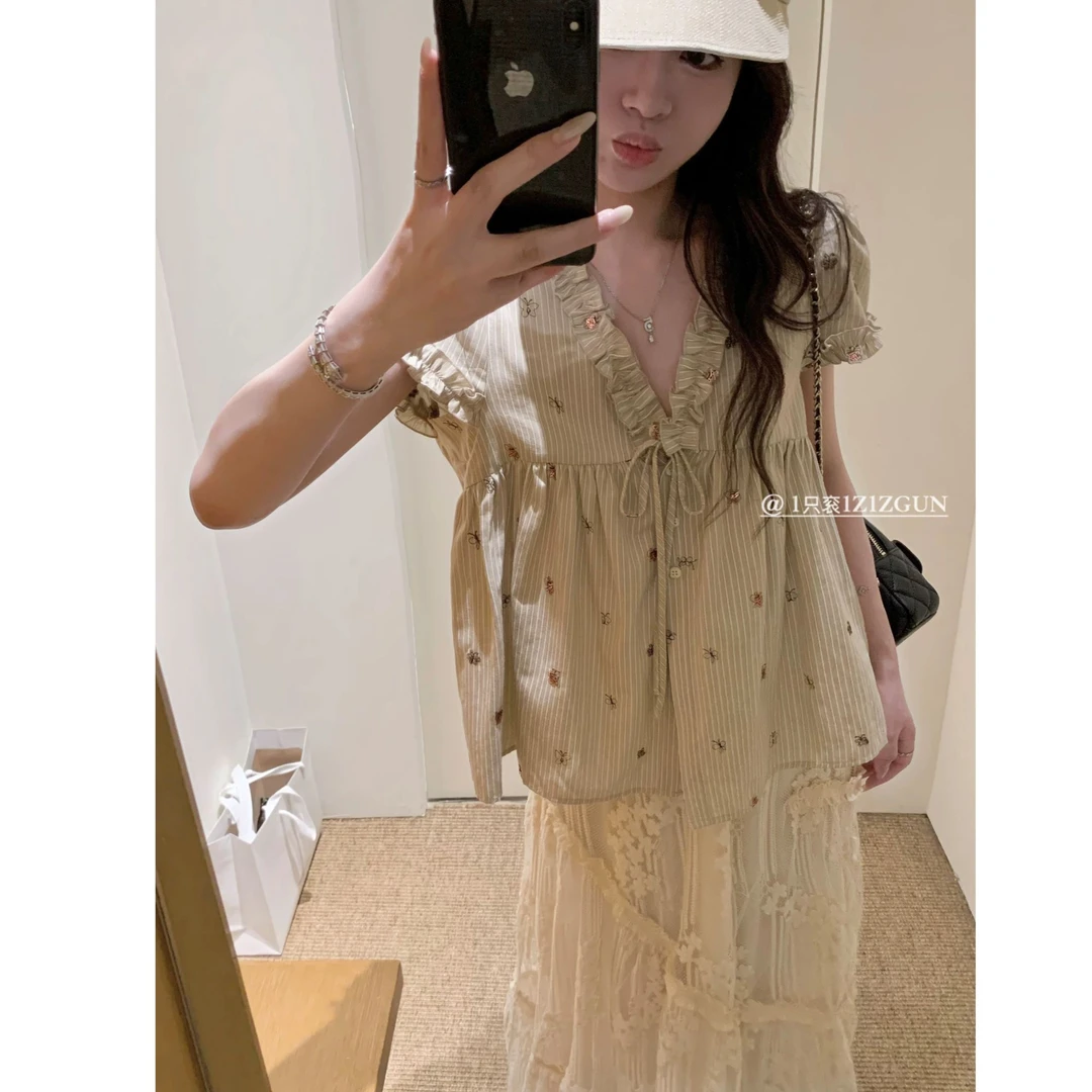 甜美木耳边V领娃娃衫刺绣褶皱A字摆上衣套装