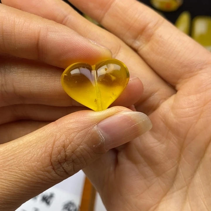 孟***。裸石蜜蜡未镶嵌瑕疵，沙眼坑