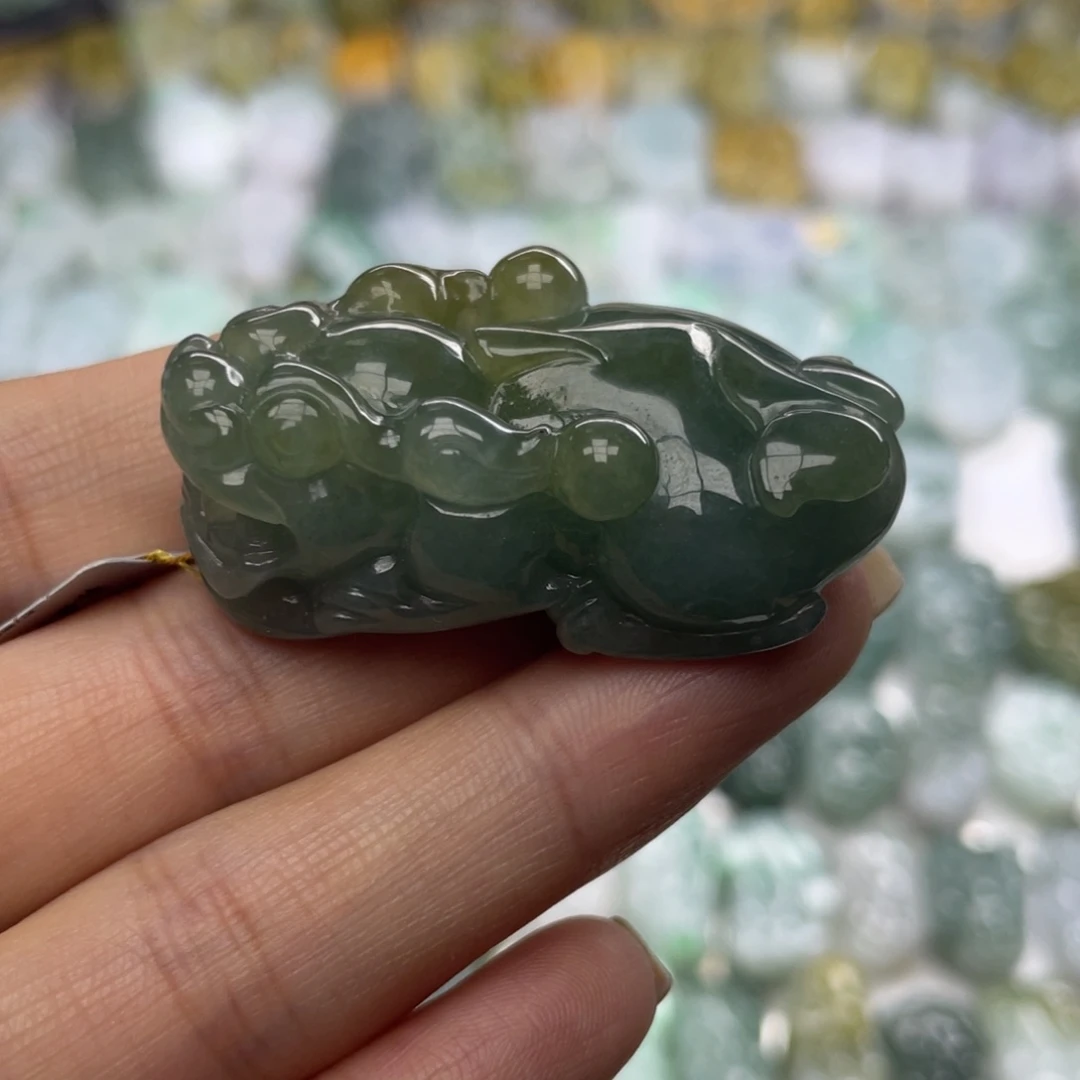 翡翠未镶嵌颈饰貔貅