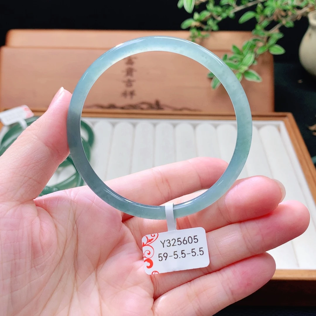 翡翠未镶嵌手镯（圆镯）