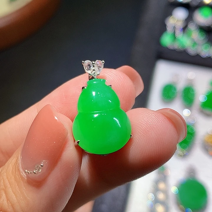勿****吊坠(不含链)18K金镶嵌翡翠