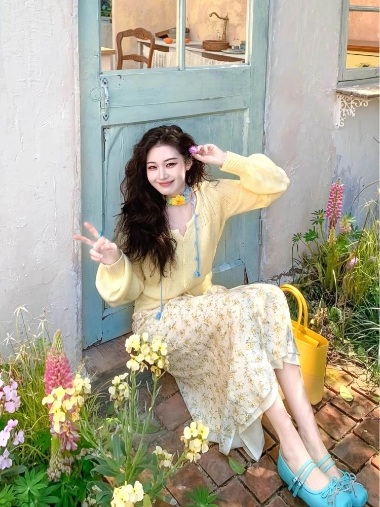 秋季新款多巴胺穿搭黄色长袖针织开衫独特高腰碎花半身裙两件套女