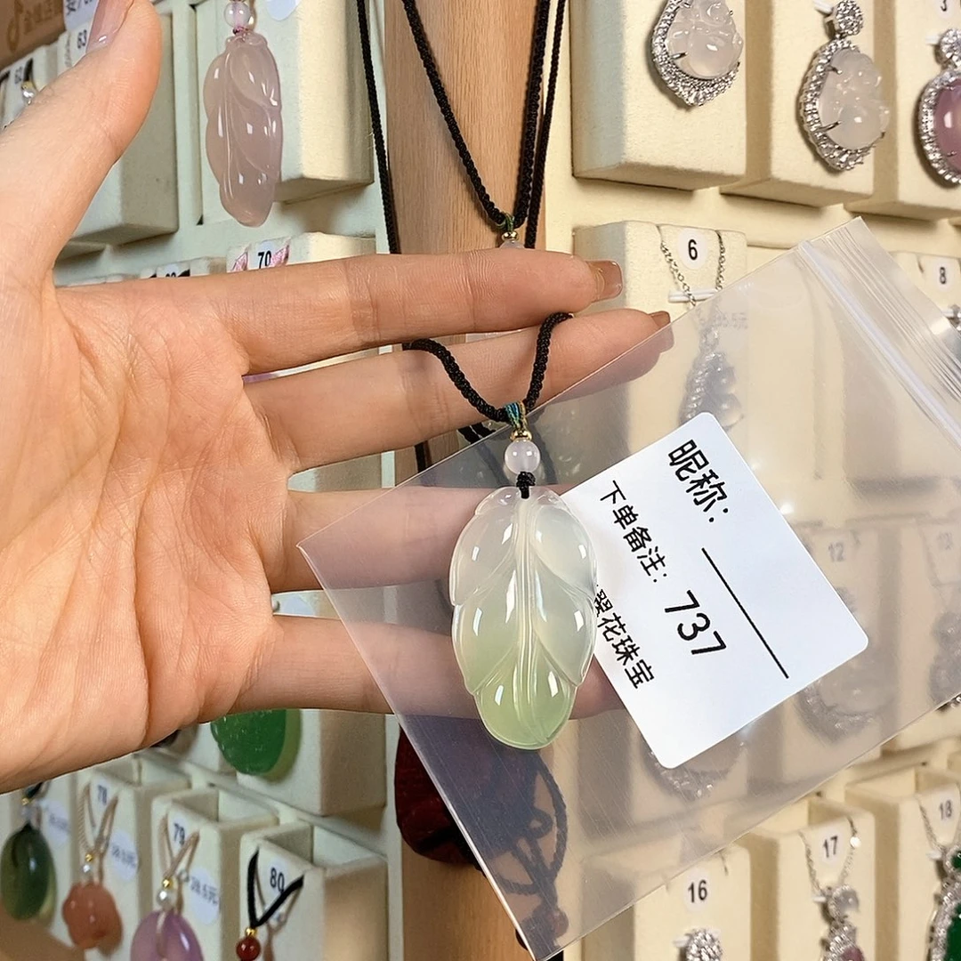 玛瑙/玉髓颈饰未镶嵌金****吗