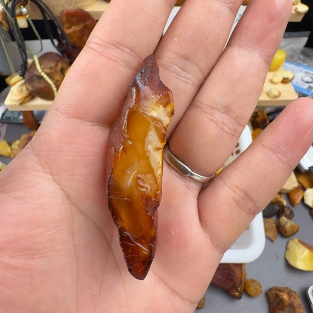 建***瓯琥珀未镶嵌裸石狼牙