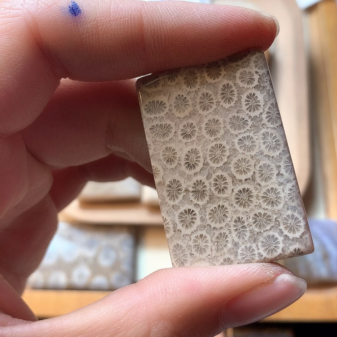 石英质玉颈饰未镶嵌钟*