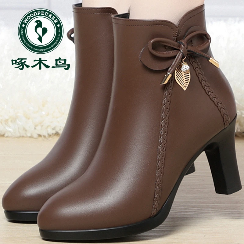 啄木鸟冬季妈妈新款靴子短靴加绒女靴软皮百搭厚底高跟鞋粗跟皮靴