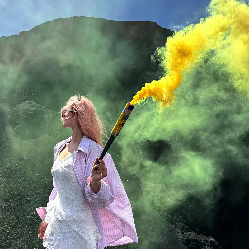 夏令营气氛组小孩手拿烟雾棒户外徒步登山拍照神器手拉彩色信号棒