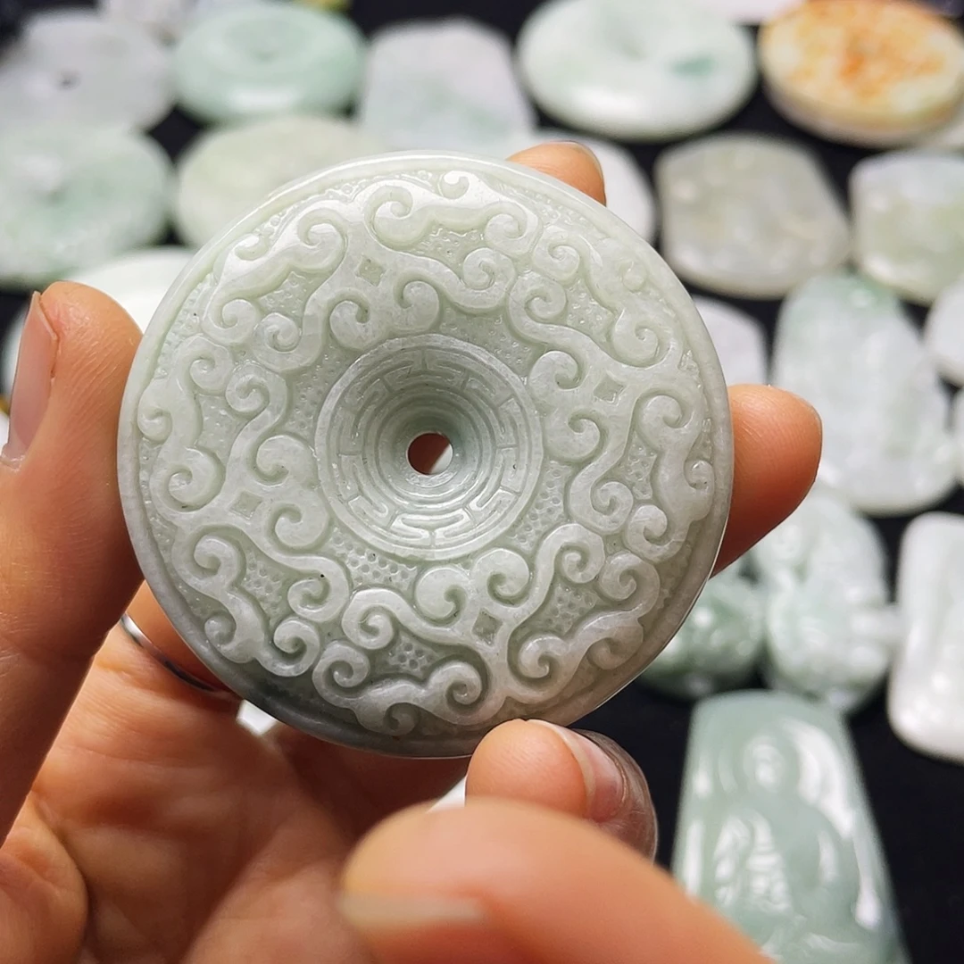 翡翠未镶嵌颈饰平安扣